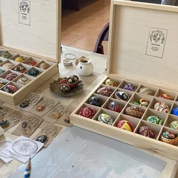 Powrót do korzeni. Uczestnicy warsztatów tworzyli pisanki batikowe w Muzeum Regionalnym w Radomsku