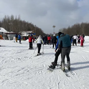 Tłumy narciarzy na Górze Kamieńsk