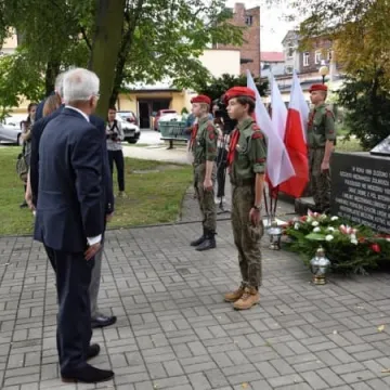 Kwiaty i pamięć w rocznicę wybuchu II Wojny Światowej