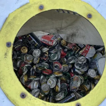 Oddali puszki, otrzymali sadzonki i zioła