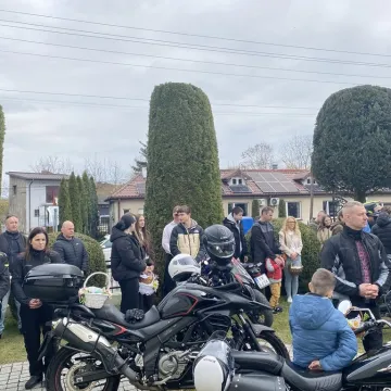 Tłumy motocyklistów i mieszkańców w Strzałkowie. Kolejna Moto Święconka za nami