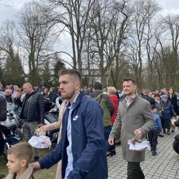 Tłumy motocyklistów i mieszkańców w Strzałkowie. Kolejna Moto Święconka za nami