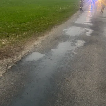 Plama oleju na drodze. Interweniowali strażacy