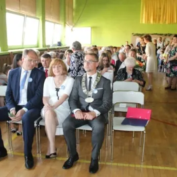 PSP 8 w Radomsku nadano imię „Przyjaciół Dzieci”. Uroczystości 50-lecia