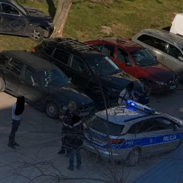 Uderzyła w dwa samochody i drzewo