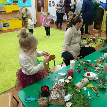 Przedszkolaki z PP nr 10 w Radomsku robiły świąteczne stroiki