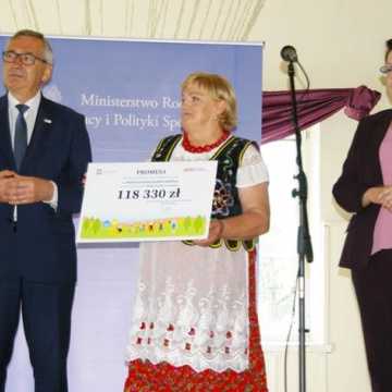 Wiceminister przekazał czek dla Stowarzyszenia Kobiet Kietlina