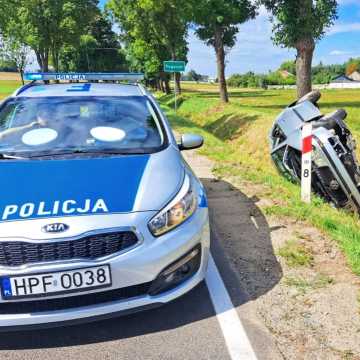 77-letnia kobieta rozbiła samochód na drodze w Kodrębie