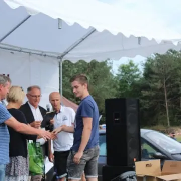 Niedośpielin z pucharem wójta