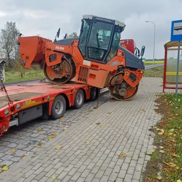 W gminie Kamieńsk walec zsunął się z naczepy