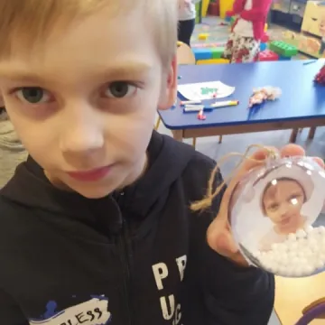 Dzieci z „zerówki” w PSP 8 robiły bożonarodzeniowe ozdoby