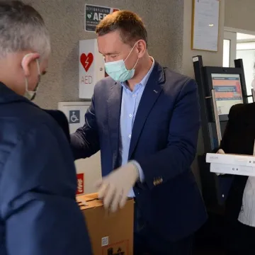 Sprzęt komputerowy trafił już do szkół, a wkrótce do uczniów i nauczycieli