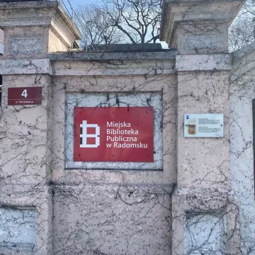 Trwa remont biblioteki w Radomsku. Zmienia się wnętrze i elewacja budynku