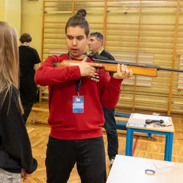 Elektryk kusił ósmoklasistów