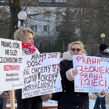 „Zjednoczeni dla Wolności” protestowali w Radomsku przeciwko rządowym obostrzeniom