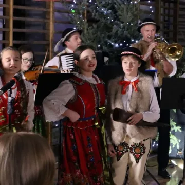 Szkolna sala zamieniła się w koncertową scenę. Noworoczne kolędowanie w Gidlach