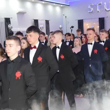 Szampańska zabawa studniówkowa ZSE w Radomsku