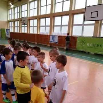 Maluchy grały w piłkę