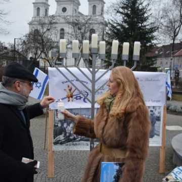 Zapalili chanukowe świece na placu 3 Maja w Radomsku
