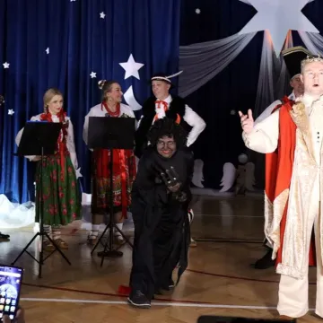Szkolna sala zamieniła się w koncertową scenę. Noworoczne kolędowanie w Gidlach