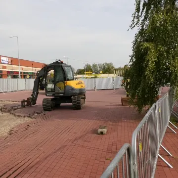 Radomsko: Przy „kominie” powstaje skwer