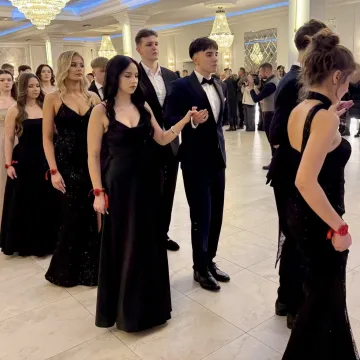 Odliczanie do matury rozpoczęło się eleganckim balem w LO Przedborzu