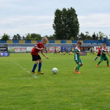 Mali piłkarze na dużej murawie