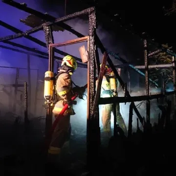 W nocy palił się nieużytkowany budynek w Brudzicach