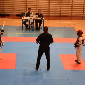 Karatecy na tatami na turnieju w Radomsku