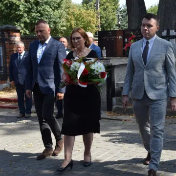 Kwiaty i zaduma w 86. rocznicę wybuchu wojny