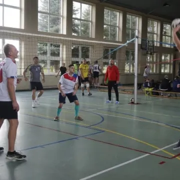 Samorządowcy grali w siatkówkę