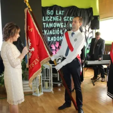 PSP 8 w Radomsku nadano imię „Przyjaciół Dzieci”. Uroczystości 50-lecia