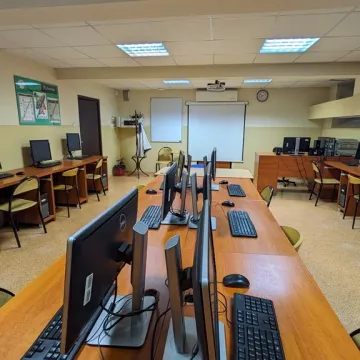 Uczniowie włączyli się w remont sali lekcyjnej w ZSE-E w Radomsku