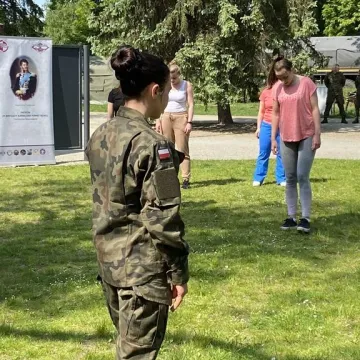 Żołnierze uczą w Radomsku kobiety podstaw samoobrony