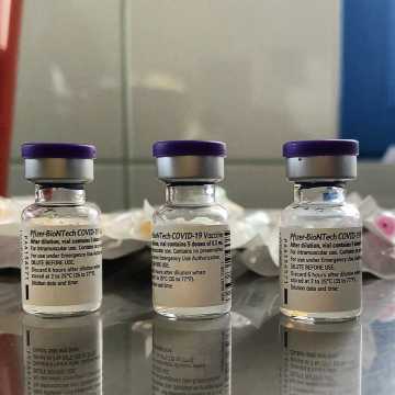 Kolejne szczepienia w szpitalu w Radomsku. Szczepionkę przyjął dyrektor placówki