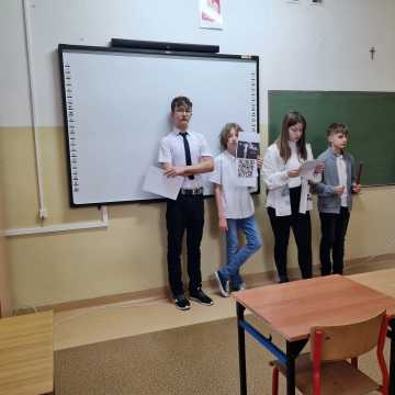 Uczniowie z Dobryszyc uczcili 42. rocznicę wprowadzenia stanu wojennego
