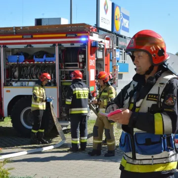Ewakuacja ZSP 1 w Radomsku. Był pożar, strzały i osoby ranne