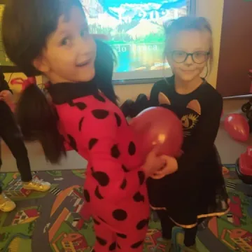 „Zerówiaki” z PSP 8 w Radomsku bawiły się na balu karnawałowym. Świętowały też dzień pizzy