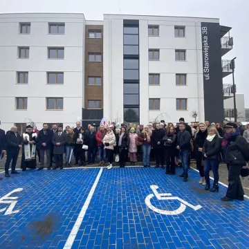 Nowy rozdział dla rodzin z Radomska. Wręczono klucze do mieszkań SIM