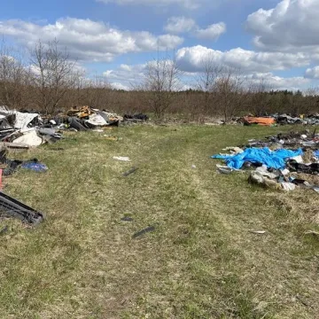 Gm. Gomunice: składowisko odpadów „wyrosło” nieopodal lasu