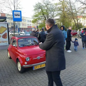 Zlot i parada zabytkowych samochodów w Święto Niepodległości w Radomsku