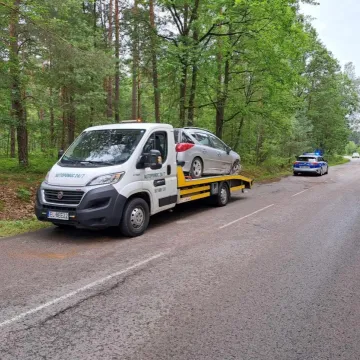 24-letni kierowca wjechał w drzewo. Prawdopodobnie nie dostosował prędkości do warunków panujących na drodze