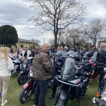 Tłumy motocyklistów i mieszkańców w Strzałkowie. Kolejna Moto Święconka za nami