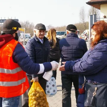 Miejskie targowisko otwarte. Policja pilnuje bezpieczeństwa sanitarnego