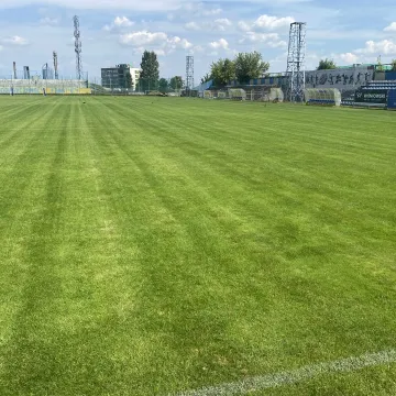 Znika trybuna główna na stadionie przy Brzeźnickiej 26