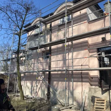 Trwa remont biblioteki w Radomsku. Zmienia się wnętrze i elewacja budynku