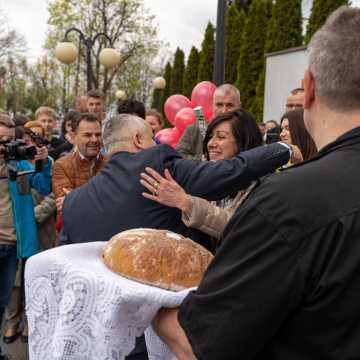 Chlebem i solą powitała społeczność ZSE-E w Radomsku nowego-starego dyrektora