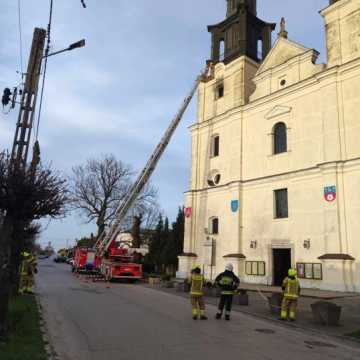 [AKTUALIZACJA] Chwiejący się krzyż na wieży klasztoru w Gidlach stwarza zagrożenie. Wezwano straż pożarną i specjalistyczną grupę