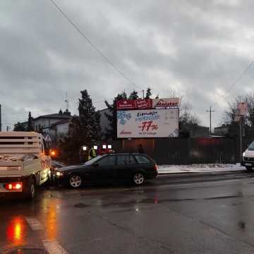 Zderzenie trzech aut na Sucharskiego i Poprzecznej w Radomsku