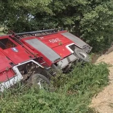 Wóz strażacki w rowie. Strażacy jechali gasić pożar ścierniska